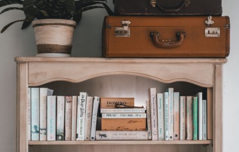 Bücher im Regal, die Wissen für Eltern enthalten.
