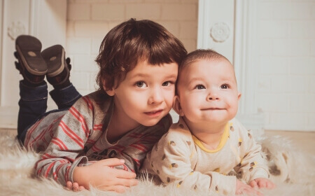 Baby und Kind - Großer und kleiner Bruder