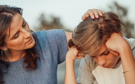 Erziehung: Mutter, die mit ihrem Sohn spricht