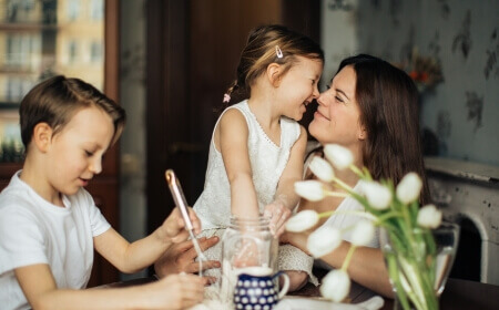 Mama Themen: Mama, die mit zwei Kindern Spaß hat.