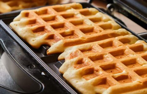 Waffeleisen, in dem zwei belgische Waffeln gebacken wurden.