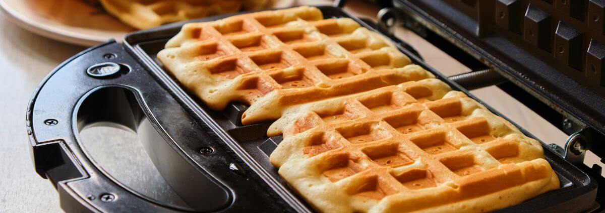 Waffeleisen, in dem zwei belgische Waffeln gebacken wurden.