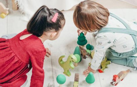 Kinder, die mit Holzspielzeug spielen.