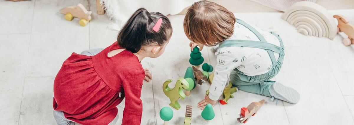 Kinder, die mit Holzspielzeug spielen.